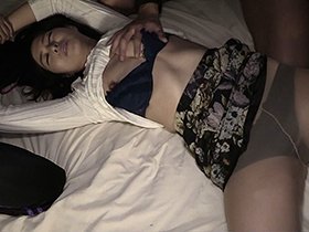 ［閲覧注意］輪姦レイプ映像 ノーカット無編集・婦女強姦犯罪記録 錯乱！クロロホルムとスタンガンで昏睡、媚薬で欲情、おとなしい貞淑妻を暴行し崩壊す！　サンプル画像02